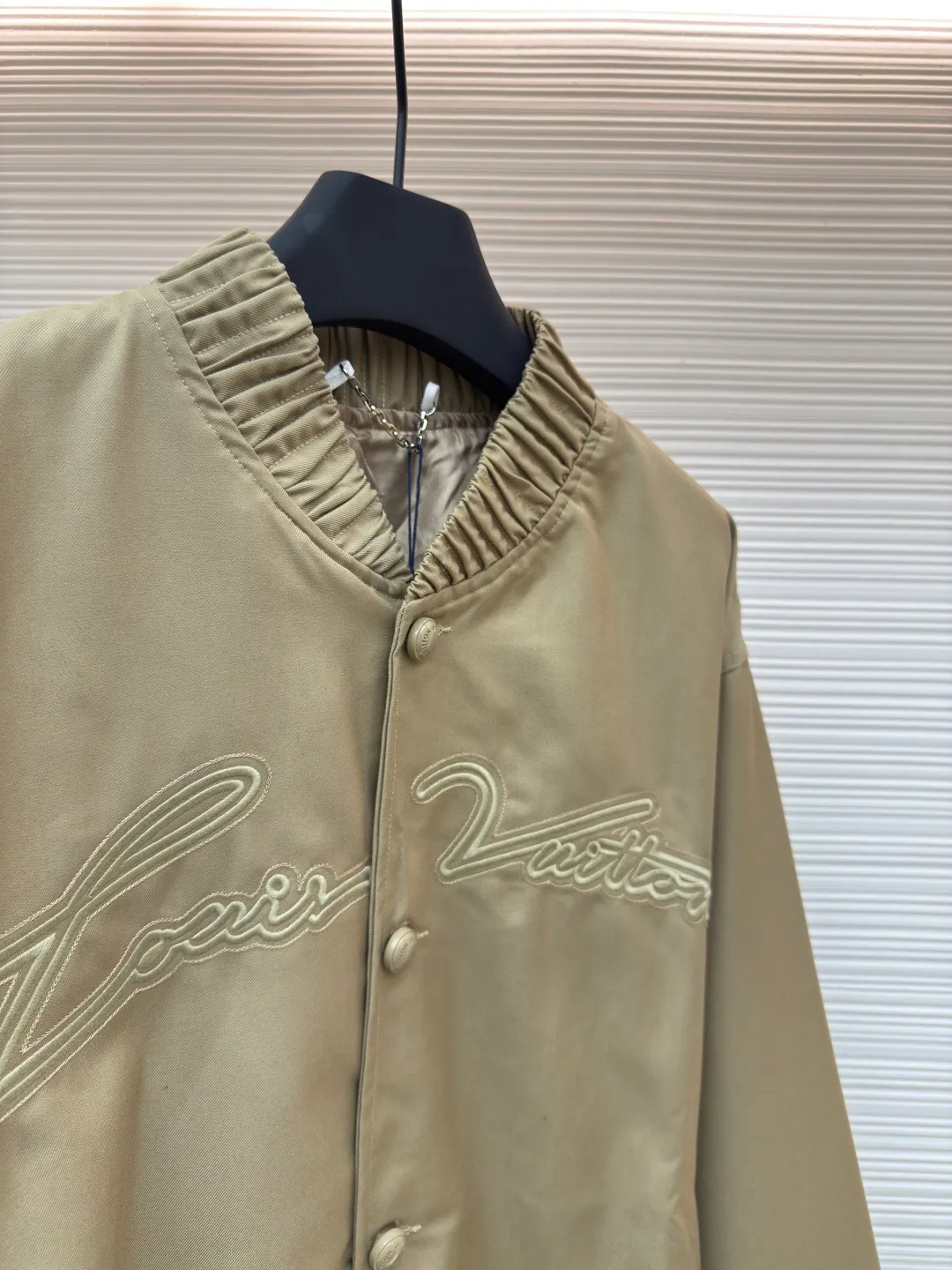 LOUIS VUITTON Feidong embroidered silhouette jacket ●Authentic product: purchased and developed for 25400 ●Item number: 1680655-B50 ●Fabric: cotton fabric ●Technology: embroidery printing ●Version: fitted version ●Weight: about 780 grams ●Size: 46-48-50-52 ●Description: Pattern-making and development from the source of our own factory. We insist on not making goods without the original version. Classic ma1 flying version. Don’t pick your figure. Everything is easy to control. The fabric is made of custom dyed cotton YB twill fabric, which is not available in the market. The front panel is printed with eight-claw machine screen embroidery. The positioning logo letters are cut out, and the shoulder seams and back collar hem are offset and cut. All are hand-cut in one piece. The matching glossy hand-stitched buttons with the letter logo are customized and the same color heel with hardware stud buttons. The overall wiring is straight and delicate, the fabric is comfortable and soft, and the color is consistent without color difference. It can be matched with the same style to create a fashionable look and control various occasions. Customized accessories, complete with three standards, same style for men and women!